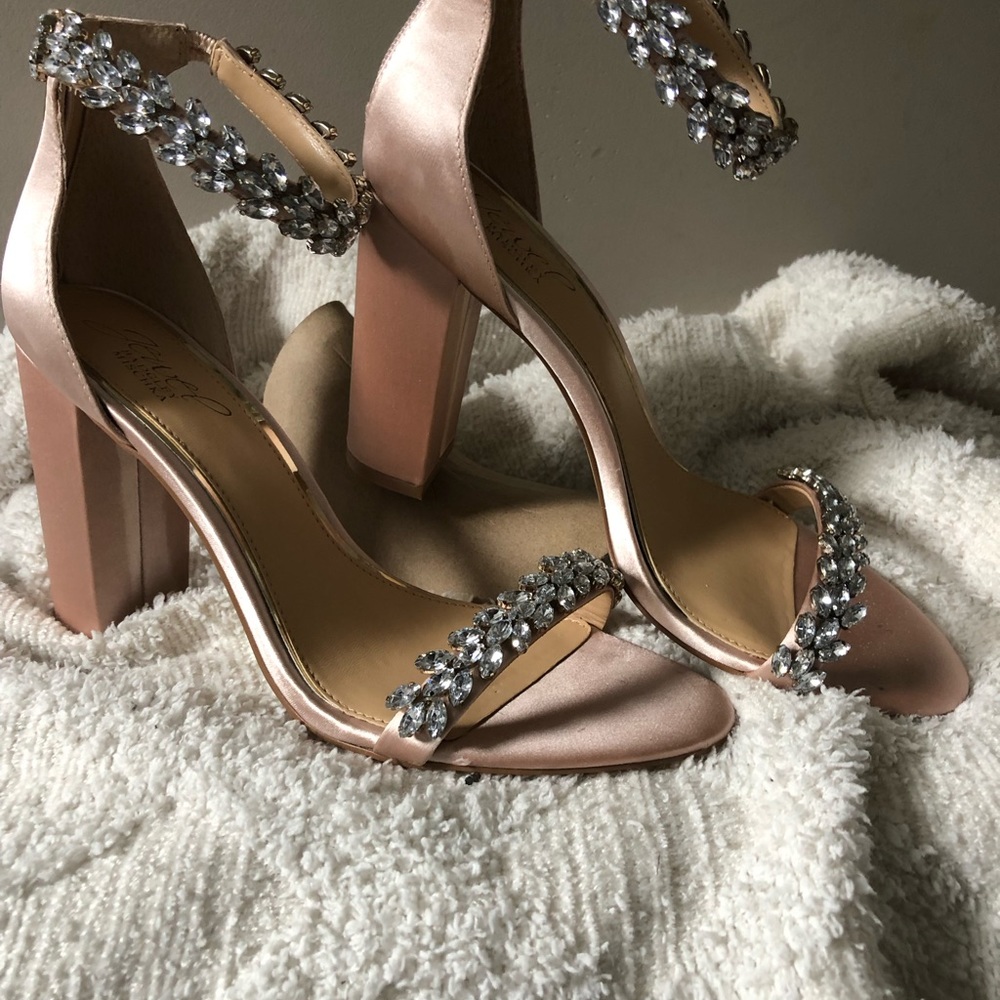 Jewel Badgley Mischka Mayra like brand new champagne satin size 8 open toe ankle